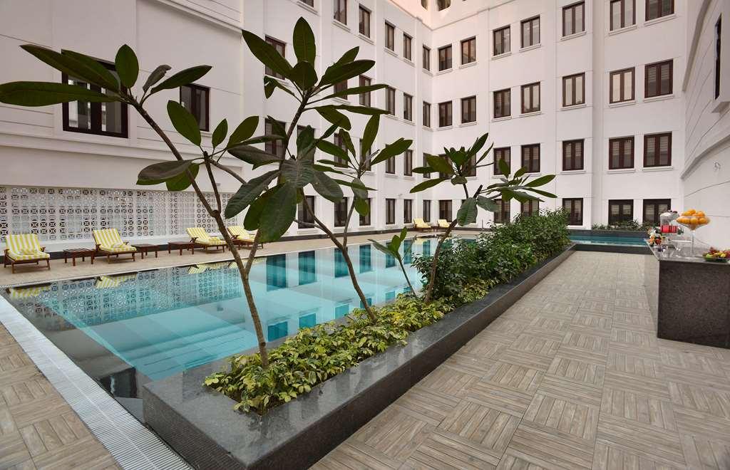 ホテル ザ ラリット グレート イースタン コルカタ 設備 写真 The swimming pool at the hotel