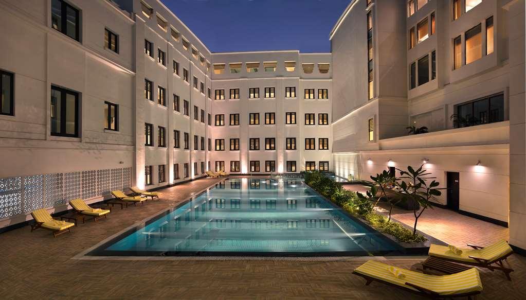 ホテル ザ ラリット グレート イースタン コルカタ 設備 写真 The hotel's pool