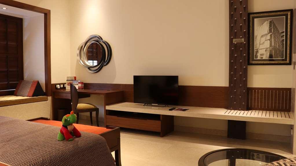 ホテル ザ ラリット グレート イースタン コルカタ 部屋 写真 A television set in a hotel room
