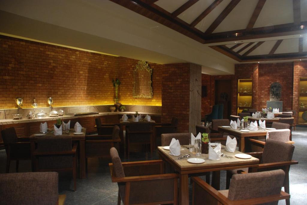 ホテル ザ ラリット グレート イースタン コルカタ エクステリア 写真 The interior of the restaurant