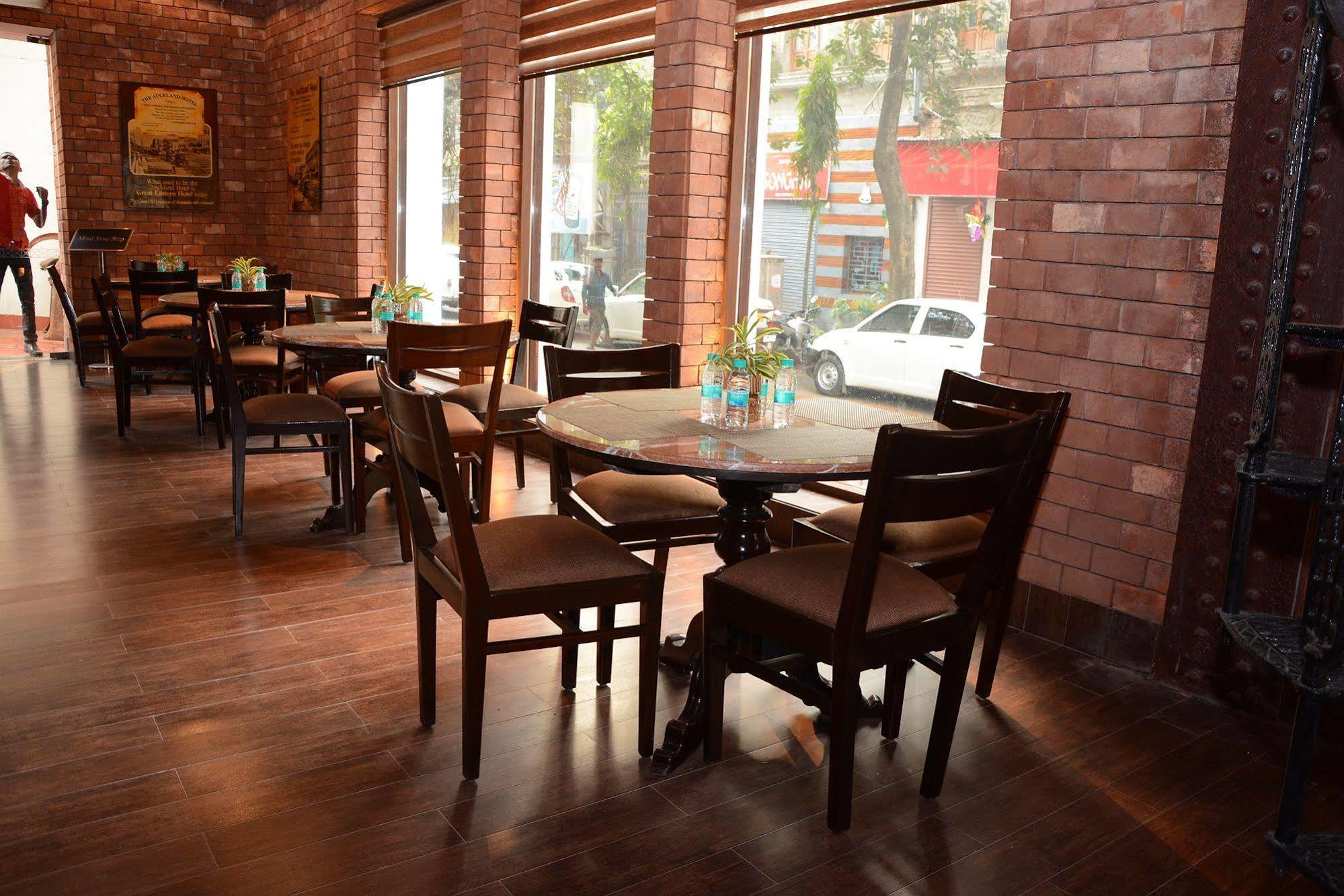 ホテル ザ ラリット グレート イースタン コルカタ エクステリア 写真 Interior of a restaurant