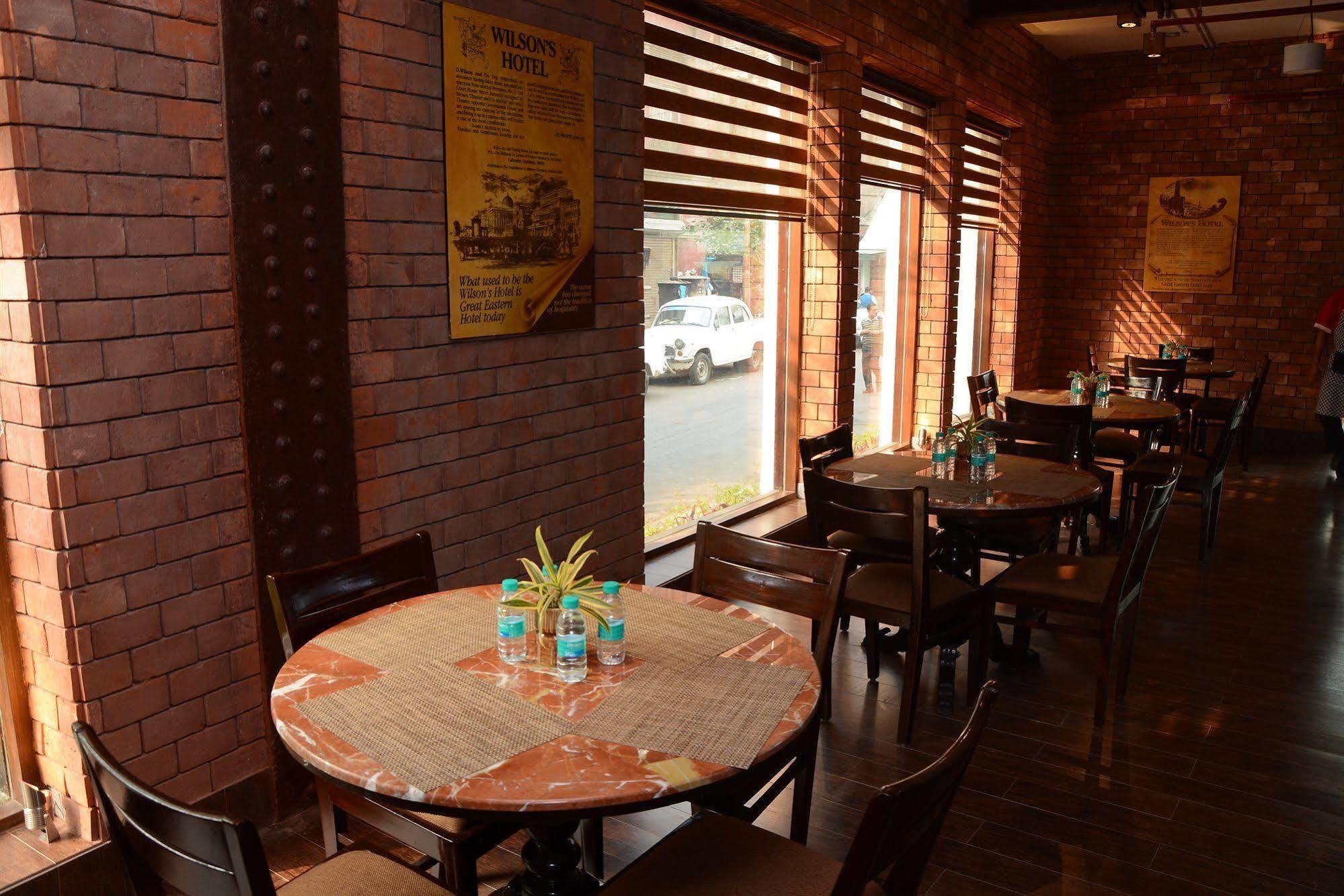 ホテル ザ ラリット グレート イースタン コルカタ エクステリア 写真 Interior of a typical coffee shop in India