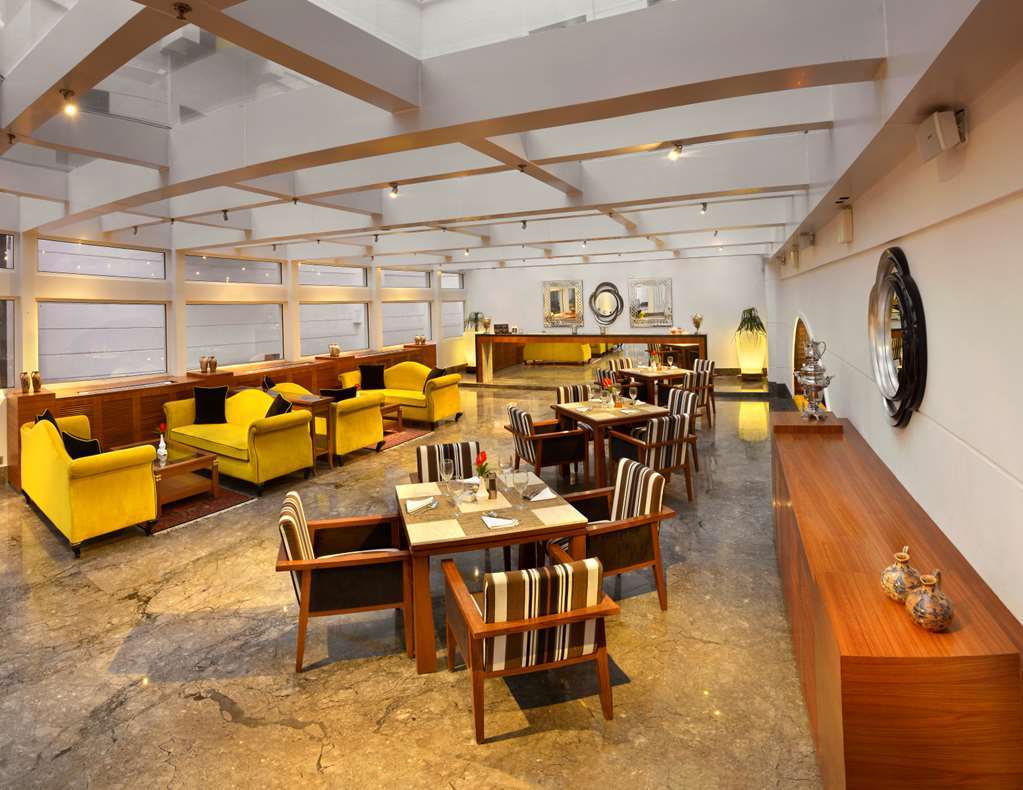 ホテル ザ ラリット グレート イースタン コルカタ レストラン 写真 The interior of the restaurant